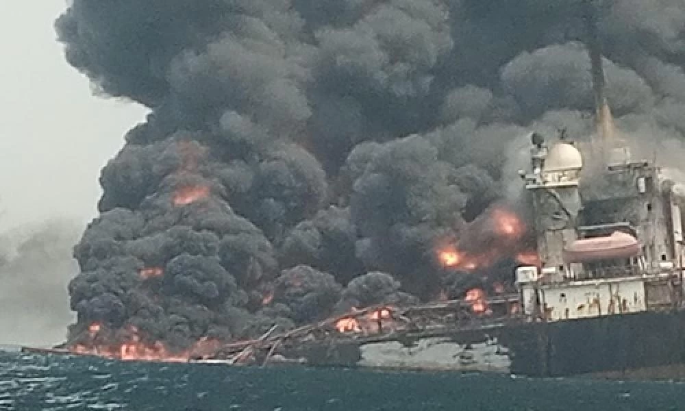 Νιγηρία: Συγκλονιστικές εικόνες με φλεγόμενο τάνκερ στη θάλασσα – Αγωνία για το πλήρωμα